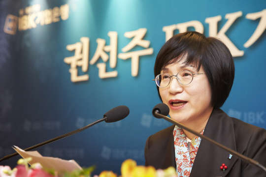 권선주 IBK기업은행장이 지난 12월 명동 로얄호텔에서 열린 기자간담회에서 2015년 전략을 설명하고 있다.   IBK기업은행 제공